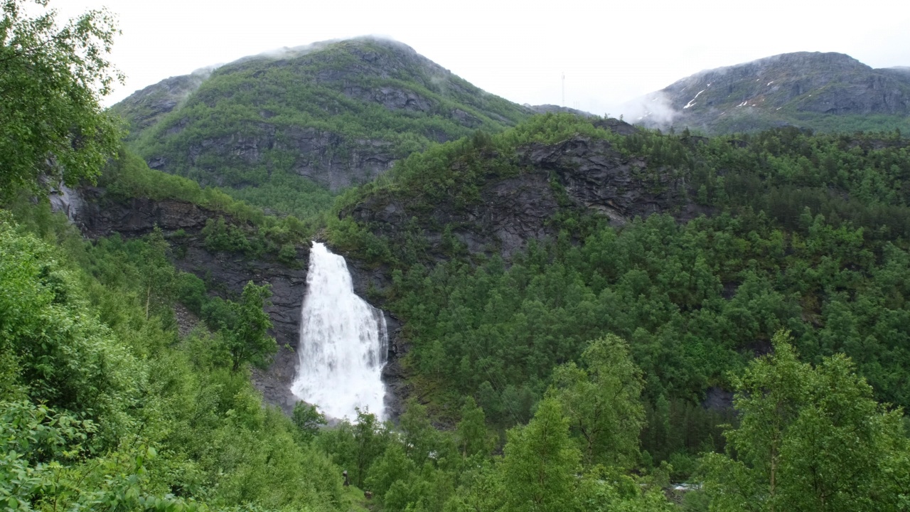 挪威美丽的风景。Hordaland。福森布拉特瀑布的美丽风景。河Eikedalselva。百度。背景是岩石上的山和树。4K超高清59,94fps ProRes 422 HQ 10位视频素材