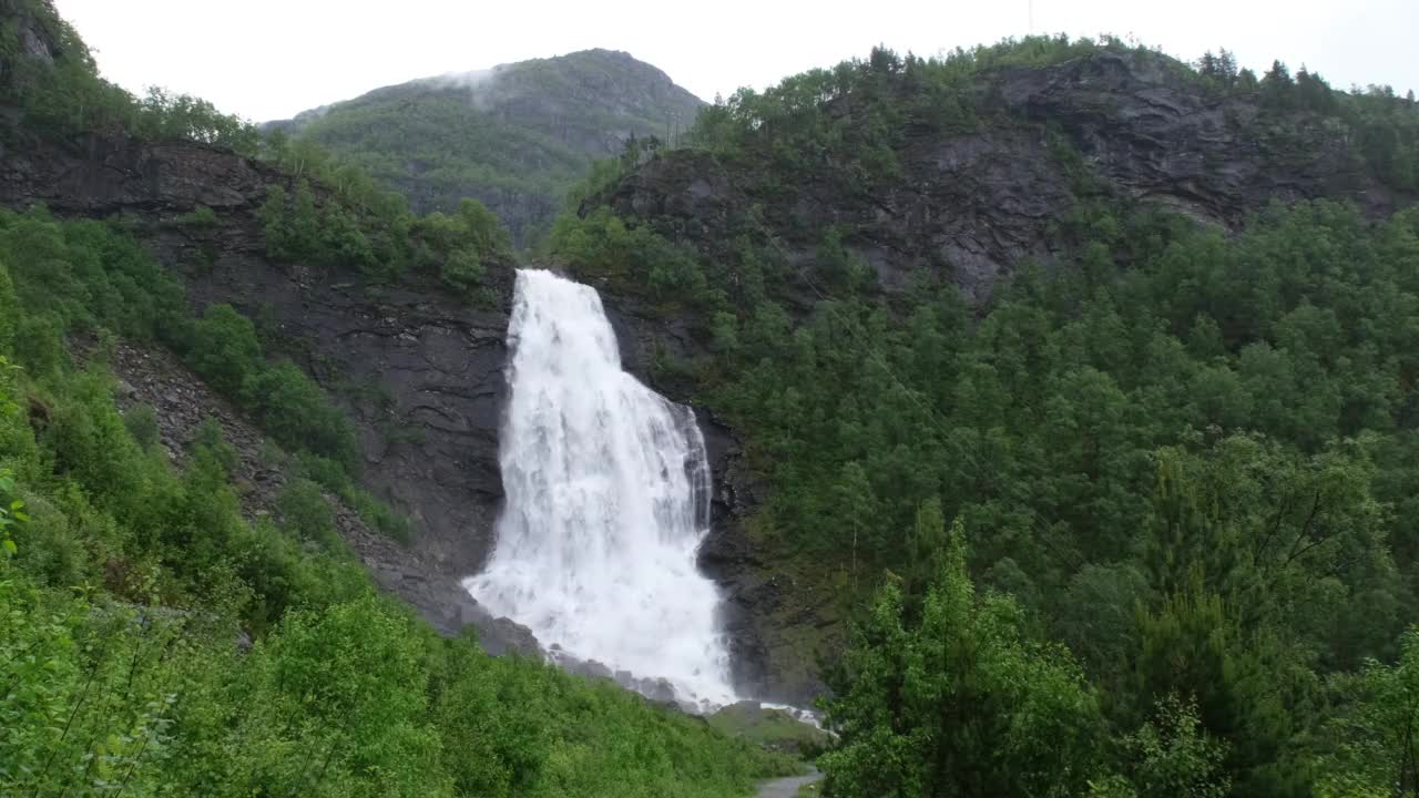 挪威美丽的风景。Hordaland。福森布拉特瀑布的美丽风景。河Eikedalselva。百度。背景是岩石上的山和树。4K超高清59,94fps ProRes 422 HQ 10位视频素材