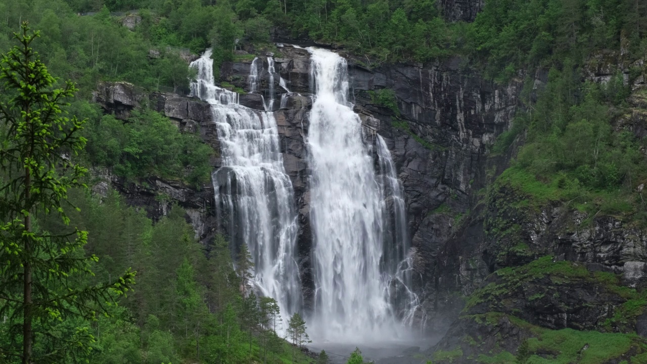 挪威美丽的风景。Vestland。skjervfossen瀑布的美丽风景。百度。背景是岩石上的山和树。4K超高清59,94fps ProRes 422 HQ 10位视频素材