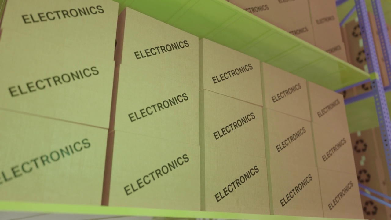 仓库里的电子书写盒。有标有电子产品标签的纸板箱的仓库货架。视频下载