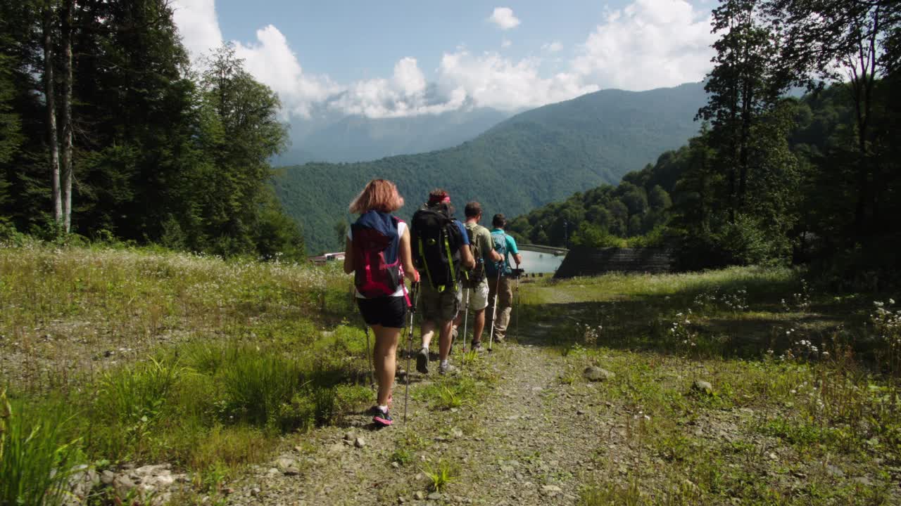 秋天的一天，一群徒步旅行者走在山上。人们去度假村接受呼吸系统治疗。露营，周末，增进健康。摆脱多余的体重视频素材