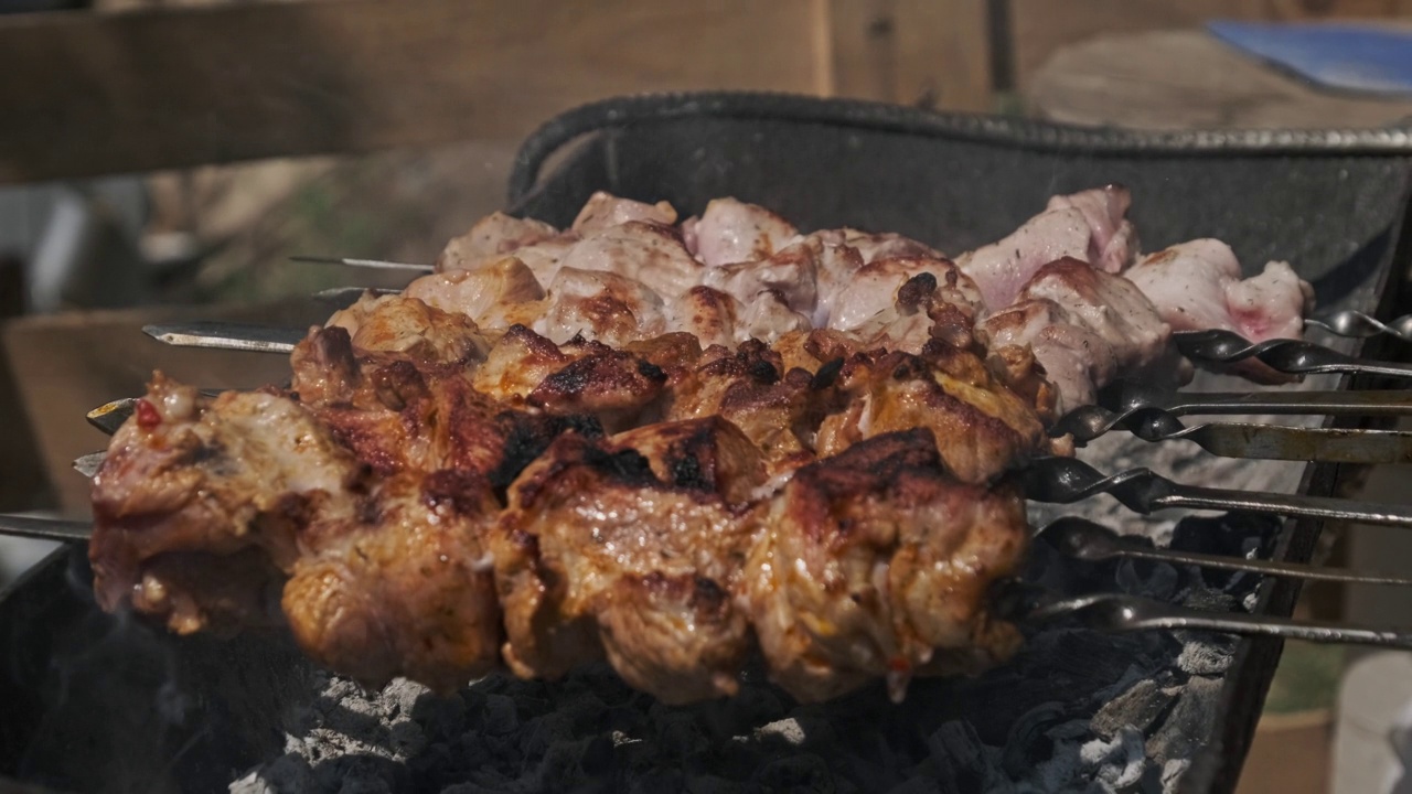 在大自然的烤架上烤烤肉，在煤上准备烤肉视频素材