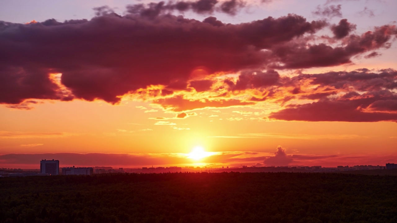 傍晚的天空与夕阳透过云层日落，多云的风景视频素材