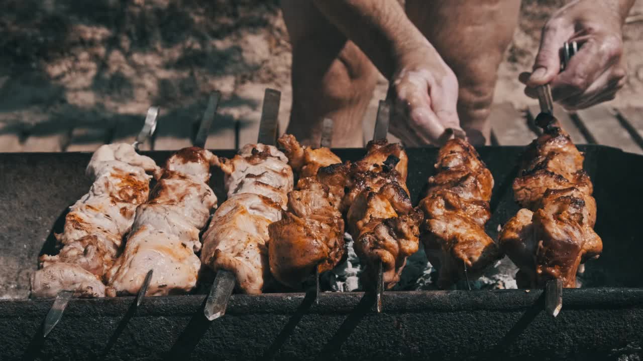 夏季户外金属串烤串的过程视频素材