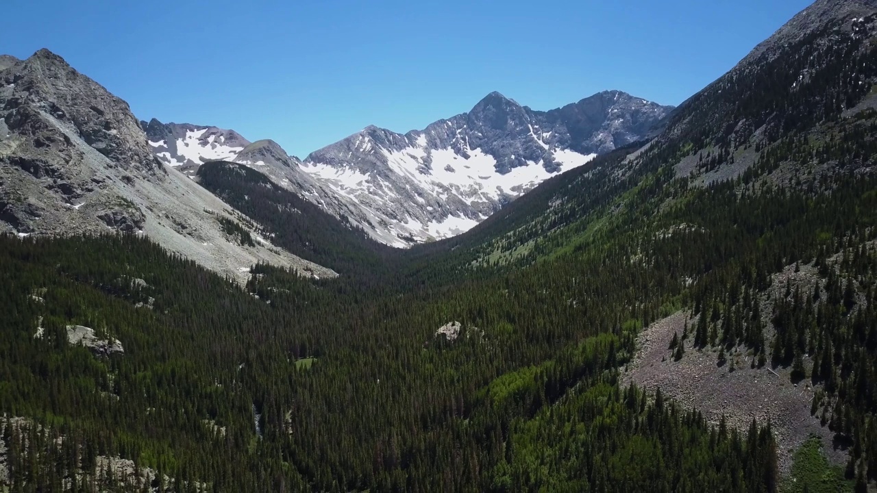 4k空中无人机镜头。科罗拉多州落基山脉，桑格里德克里斯托山脉。视频素材