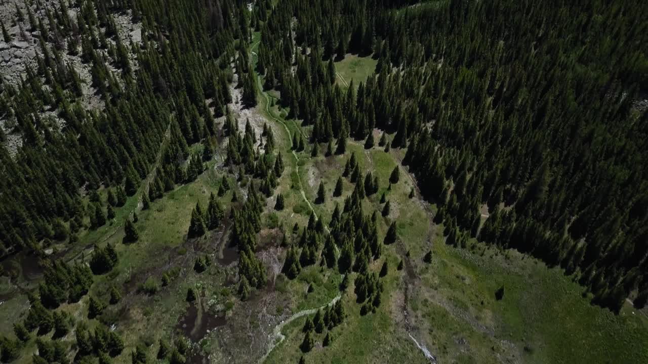 4k空中无人机镜头。科罗拉多州落基山脉，桑格里德克里斯托山脉。视频素材