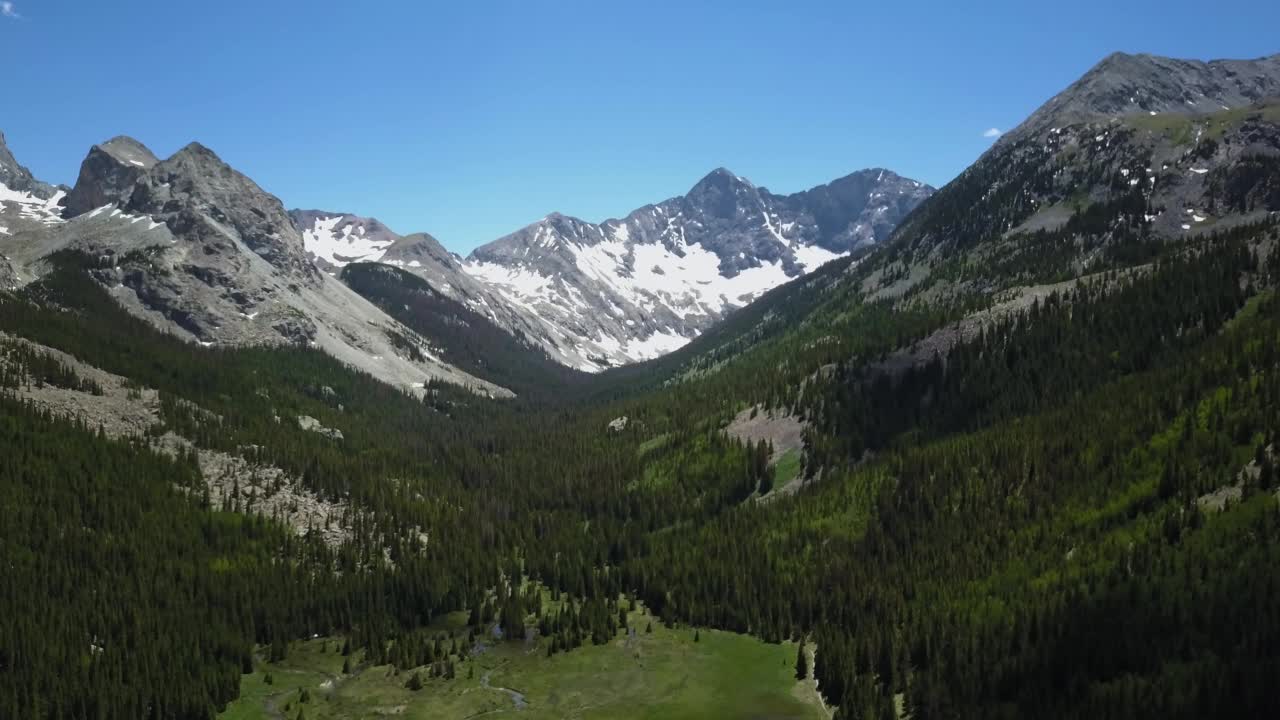 4k空中无人机镜头。科罗拉多州落基山脉，桑格里德克里斯托山脉。视频素材