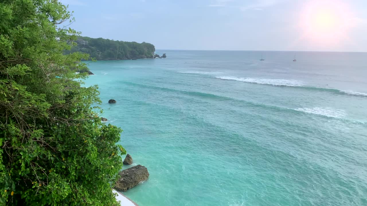 冲浪者在巴厘岛巴兰干海滩享受海浪视频素材