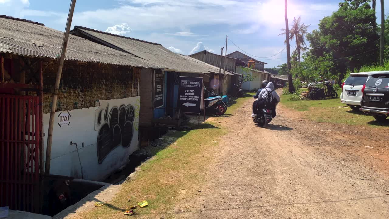 巴厘岛巴兰干海滩的土路和沙滩小屋视频素材