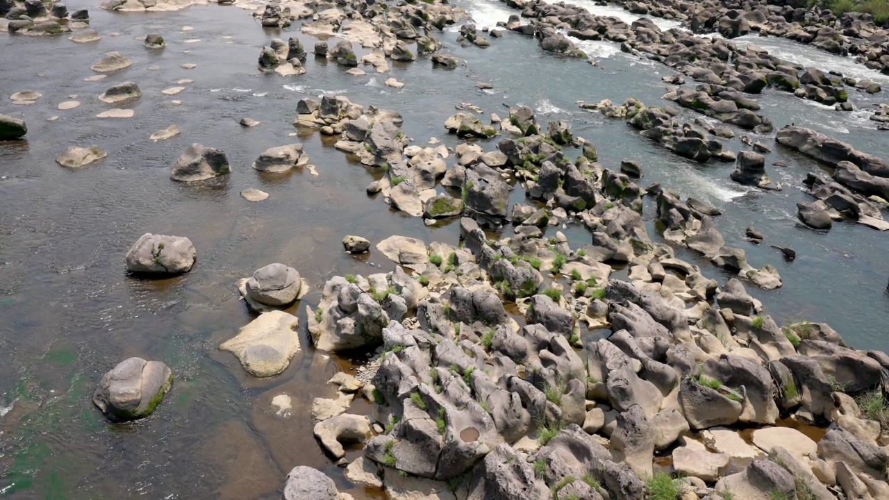 岩石嶙峋的Todorose河视频素材