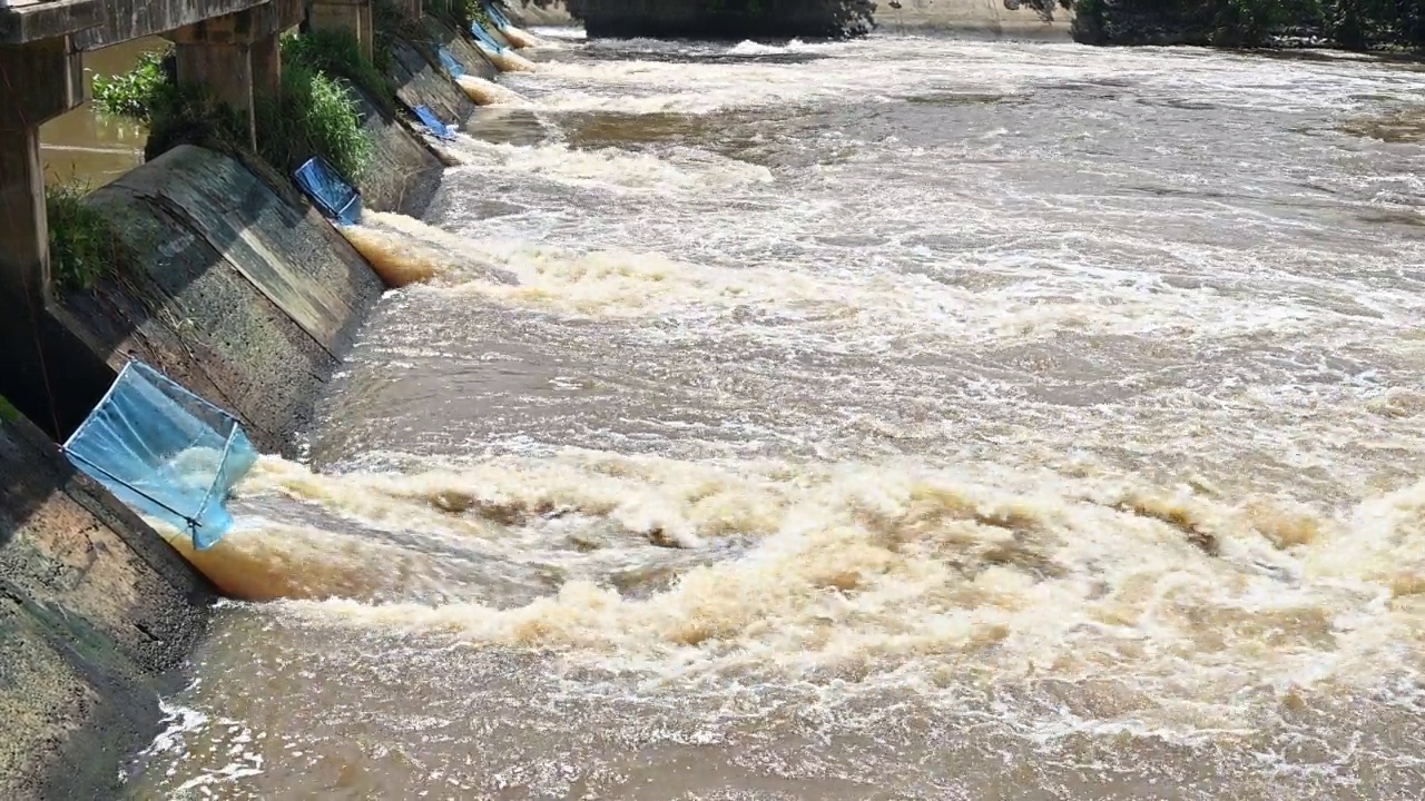 大坝放水以防止暴雨后洪水泛滥。视频素材