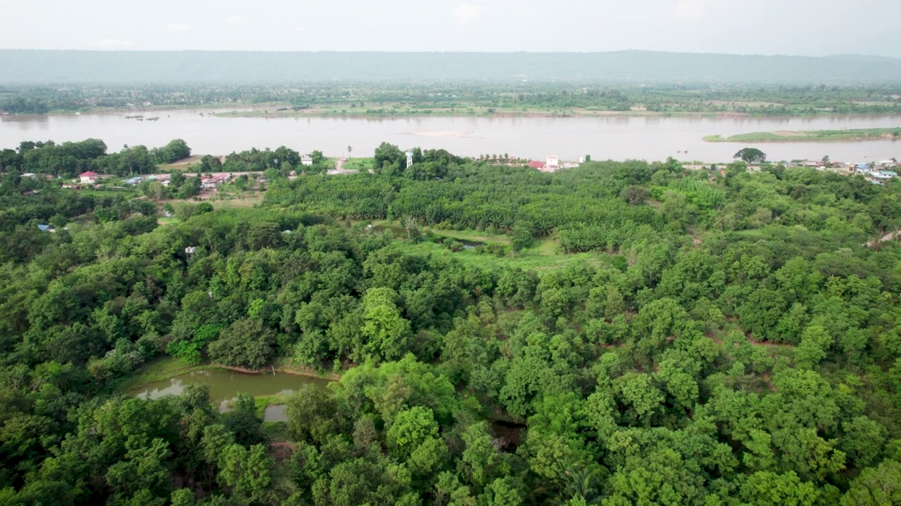 泰国侬开省桑坎区，湄公河边的乡村小村庄和农村森林的鸟瞰图，从上面俯瞰美丽的俯视景观视频素材