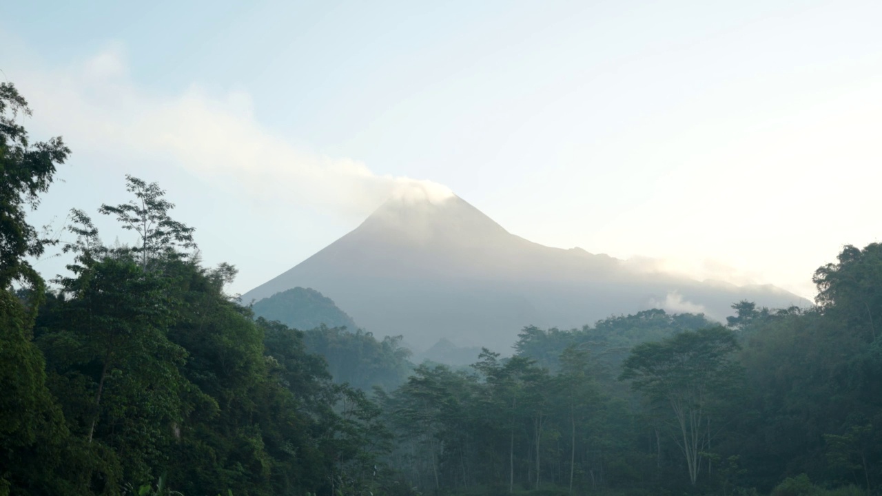 印度尼西亚日惹的默拉皮火山视频素材