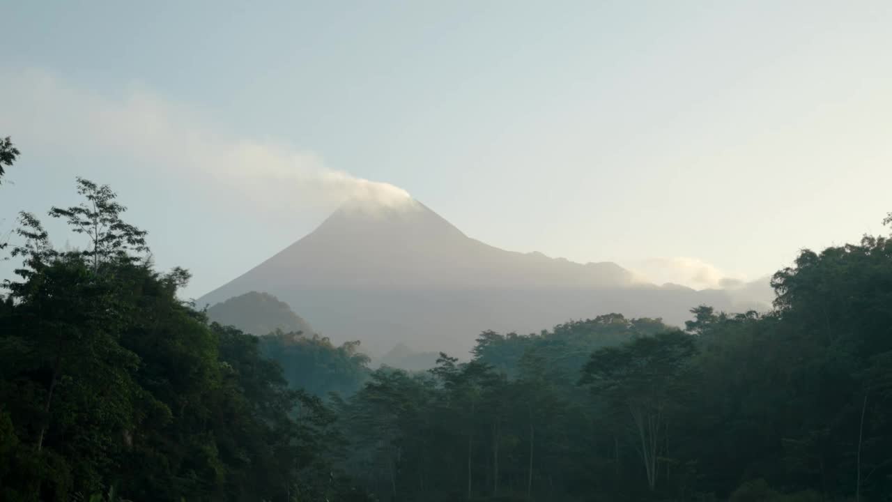 印度尼西亚日惹的默拉皮火山视频素材