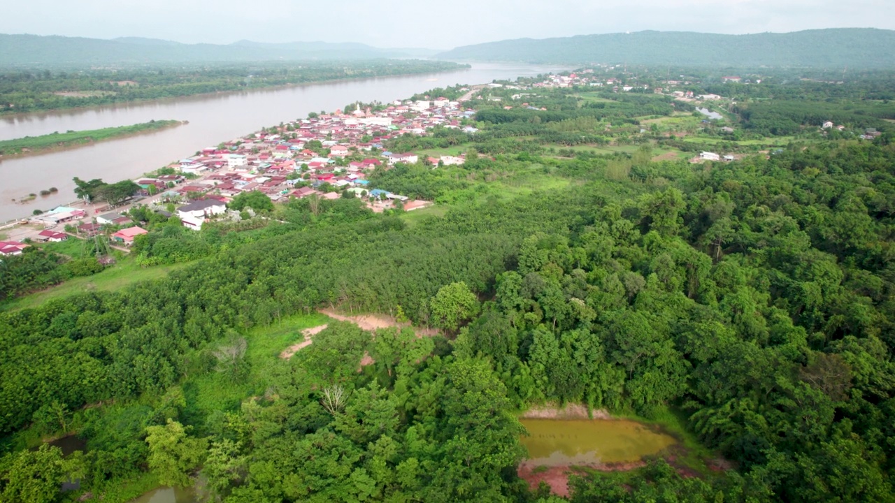 泰国侬开省桑坎区，湄公河边的乡村小村庄和农村森林的鸟瞰图，从上面俯瞰美丽的俯视景观视频素材