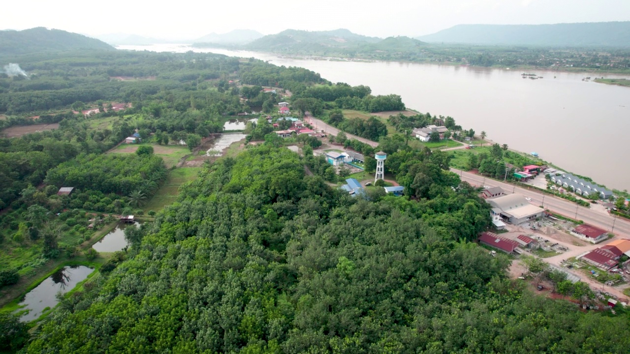 泰国侬开省桑坎区，湄公河边的乡村小村庄和农村森林的鸟瞰图，从上面俯瞰美丽的俯视景观视频素材