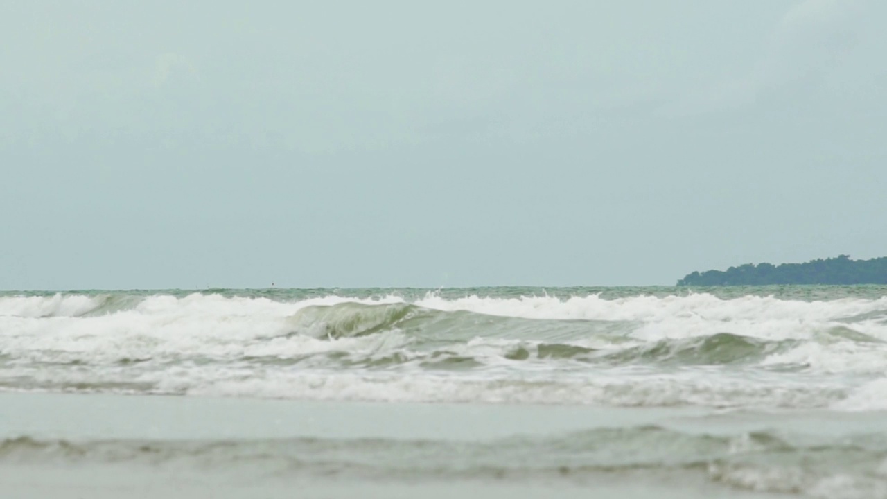 慢动作，海浪沙滩。视频素材