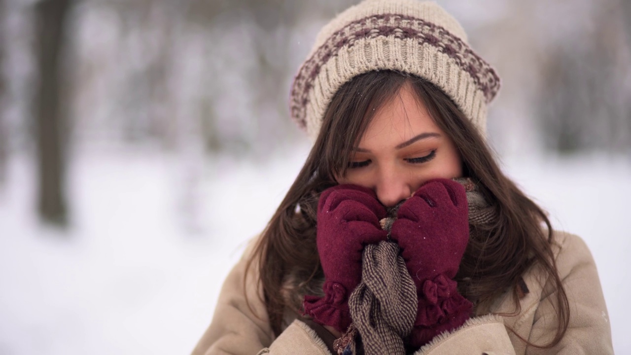 在下雪的公园里感到寒冷的女人视频素材