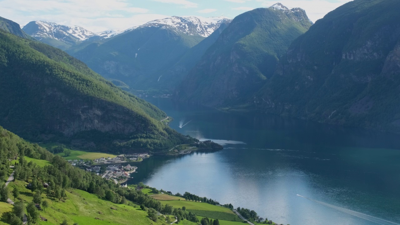 Aurland,挪威。在一个阳光明媚的夏日，从Stegastein视点俯瞰城市和峡湾的全景。奥兰峡湾和城郊的壮丽景色。4K超高清59,94fps ProRes 422 HQ 10位视频下载