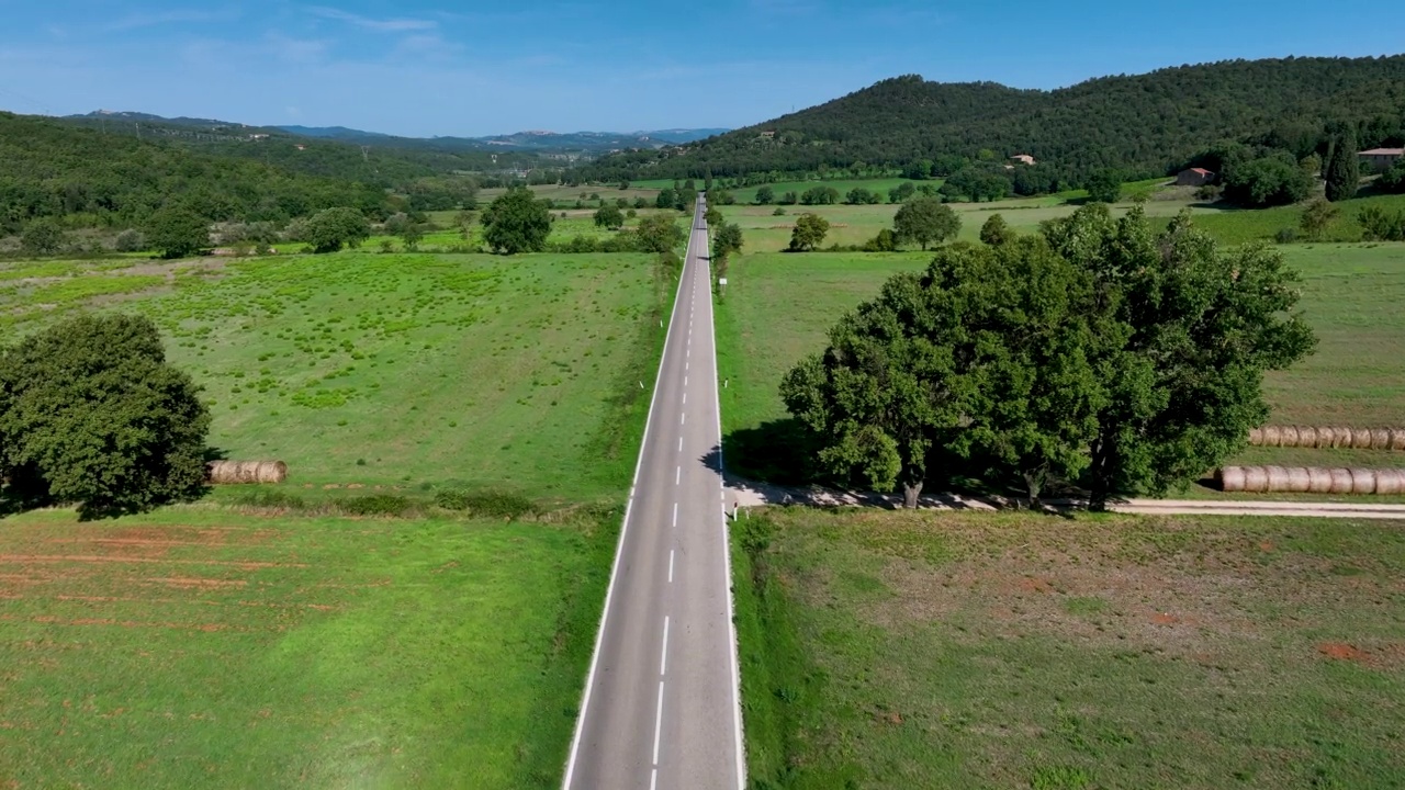 笔直的道路穿过平坦的乡村视频素材