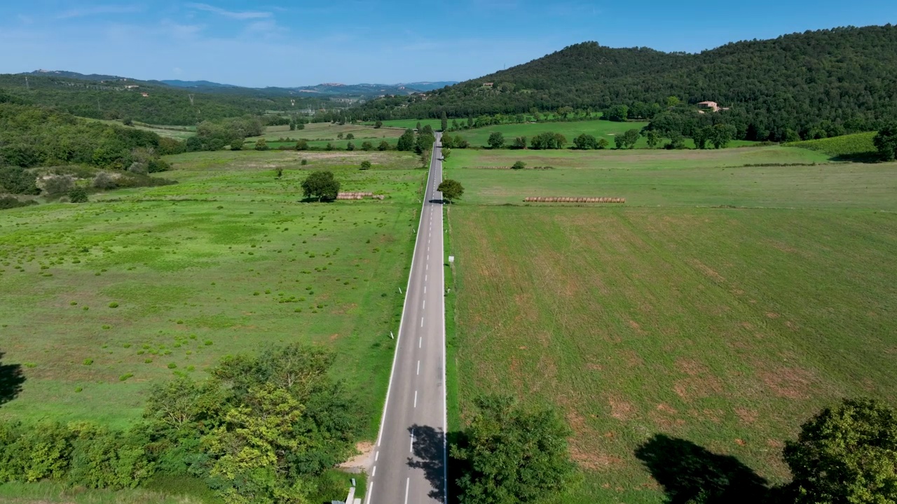 笔直的道路穿过平坦的乡村视频素材