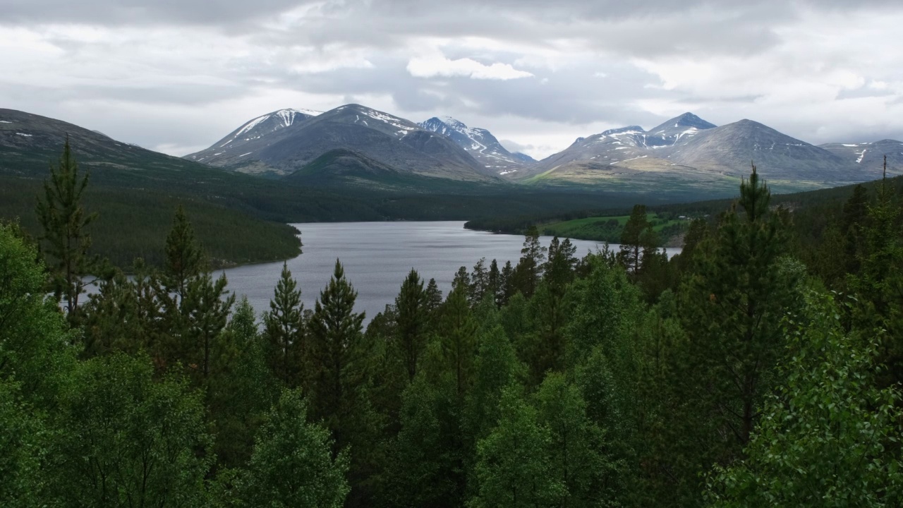 挪威美丽的风景。Innlandet。从Sohlbergplassen瞭望台看到的美丽景色。山脉，Atnsjoen湖和树木4K UHD 59,94帧ProRes 422 HQ 10位视频下载