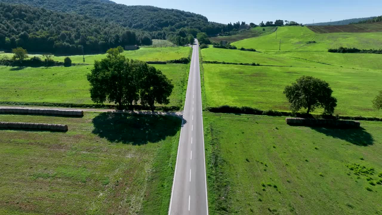 笔直的道路穿过平坦的乡村视频素材