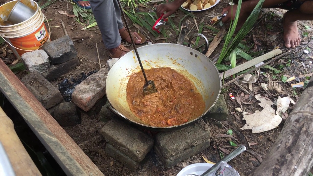 烹饪鸡肉咖喱视频素材