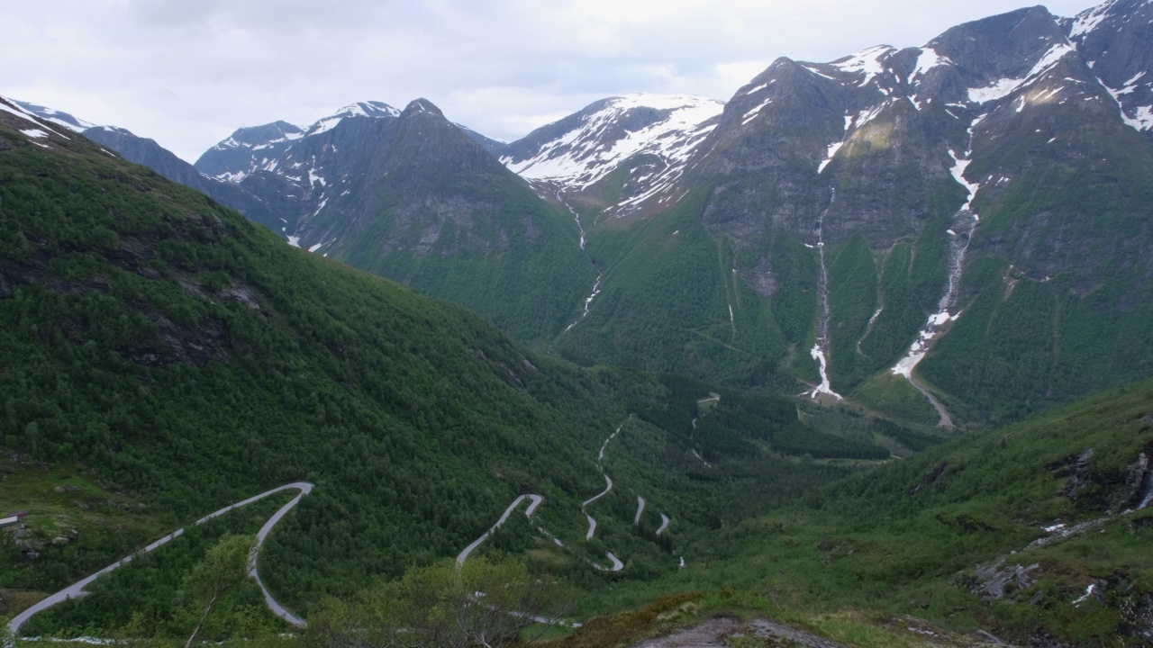 挪威美丽的风景。Vestland。在Gaularfjellet风景游览路线上的山谷美景。山脉，道路，瀑布，雪和树木4K UHD 29,97fps ProRes 422 HQ 10位视频素材