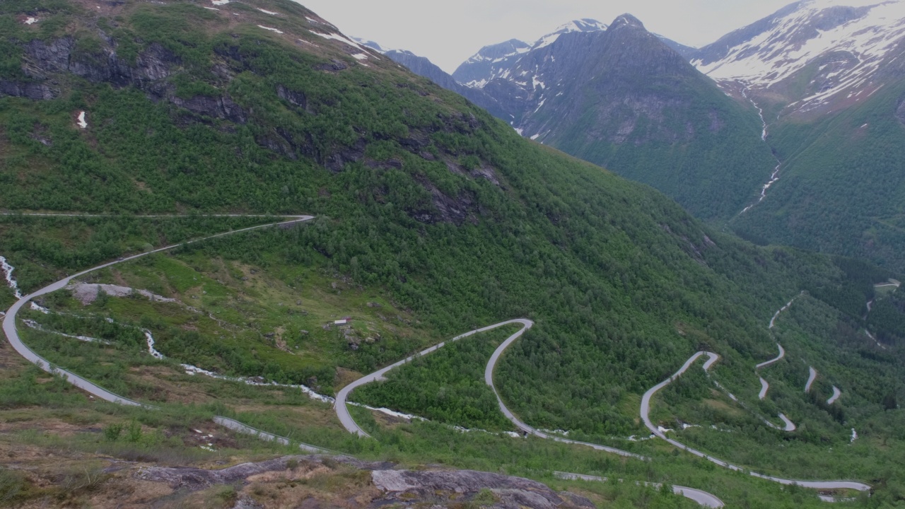 挪威美丽的风景。Vestland。在Gaularfjellet风景游览路线上的山谷美景。山脉，道路，瀑布，雪和树木4K UHD 29,97fps ProRes 422 HQ 10位视频素材