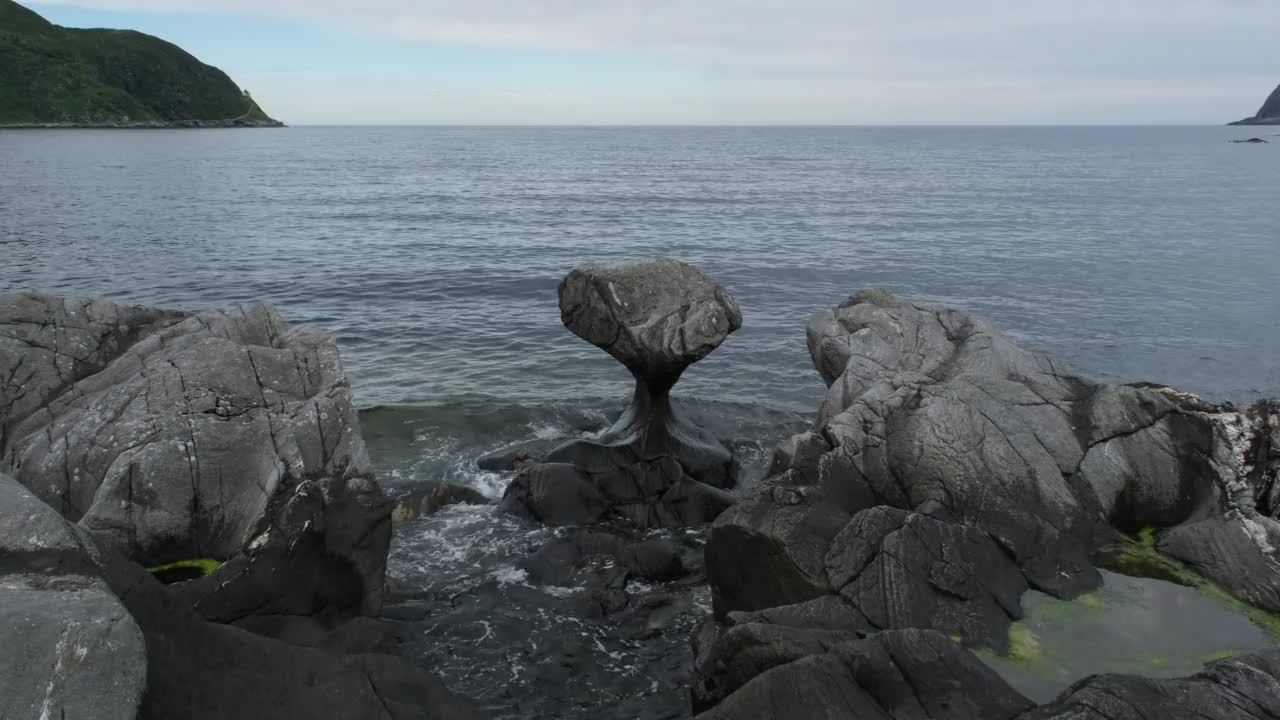 挪威美丽的风景。风景优美的海岸线在挪威北部的马洛伊岛。岩石这些。Kannesteinen岩石。海。干净的水。阳光明媚的夏天的一天。4K超高清59,94fps ProRes 422 HQ 10位视频素材