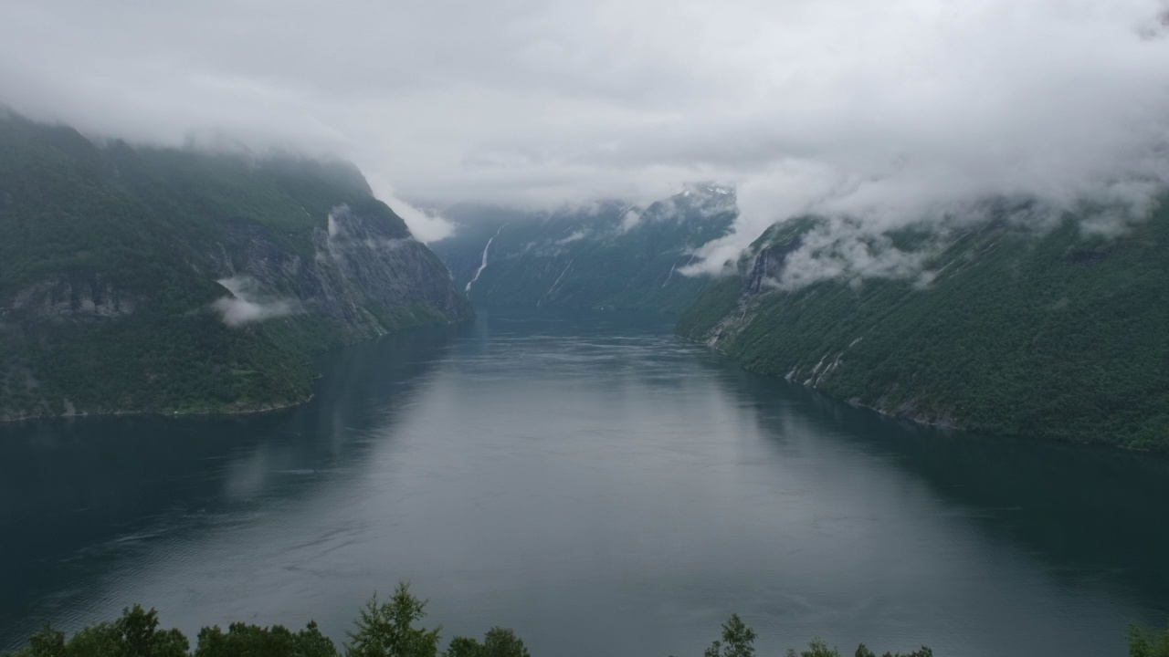 挪威美丽的风景。从More og Romsdal的视角看Geiranger峡湾的美丽风景。山的背景。夏天的雨天。4K超高清59,94fps ProRes 422 HQ 10位视频素材