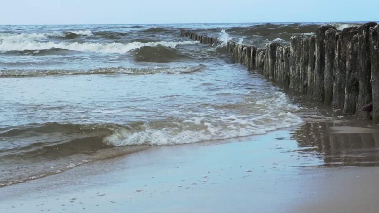 海岸。海上的波浪拍打着老树桩。防波堤。冷静，绥靖的概念。视频素材