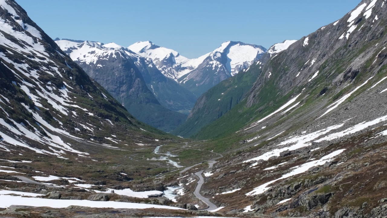 挪威美丽的风景。Vestland。Strynefjellet风景路线上美丽的山谷景色。山脉，道路，瀑布，雪和树木4K UHD 59,94帧ProRes 422 HQ 10位视频下载