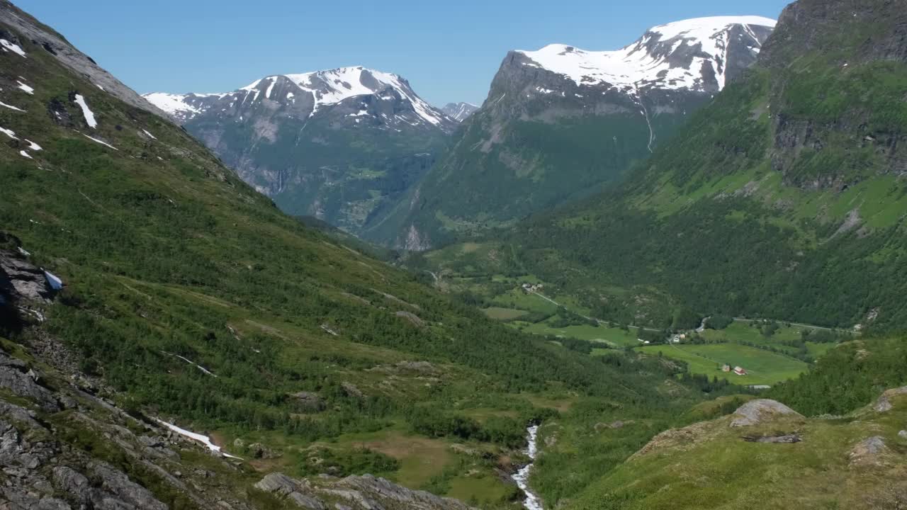 挪威美丽的风景。Vestland。Geiranger风景路线上美丽的山谷风景。山脉，道路，瀑布，雪和树木4K UHD 59,94帧ProRes 422 HQ 10位视频素材