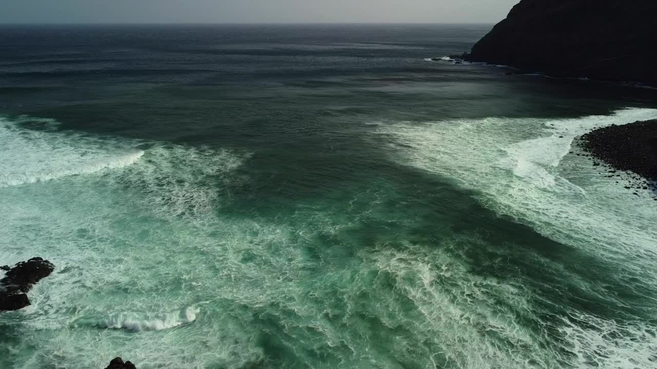 鸟瞰大西洋沿岸Punto Hedalgo附近的村庄。东北特内里费海岸。视频素材