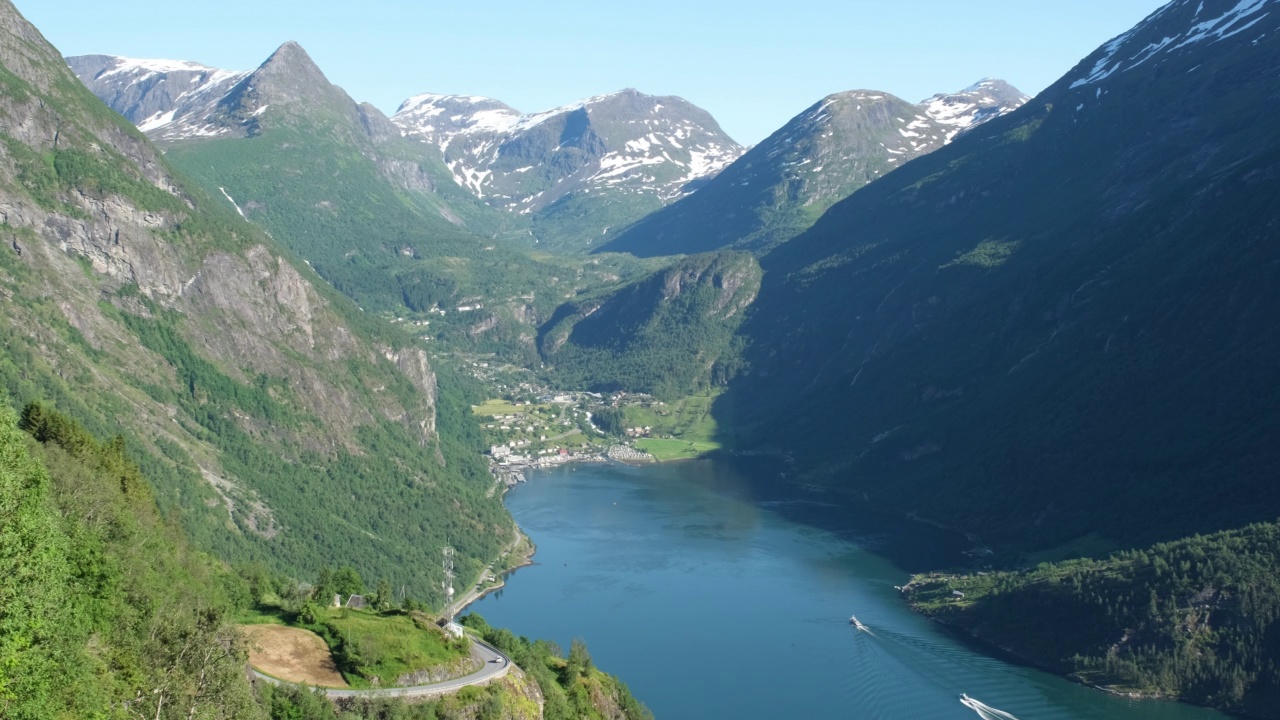 挪威美丽的风景。Vestland。Geiranger风景路线上美丽的山谷风景。山脉，道路，瀑布，雪和树木4K UHD 59,94帧ProRes 422 HQ 10位视频下载