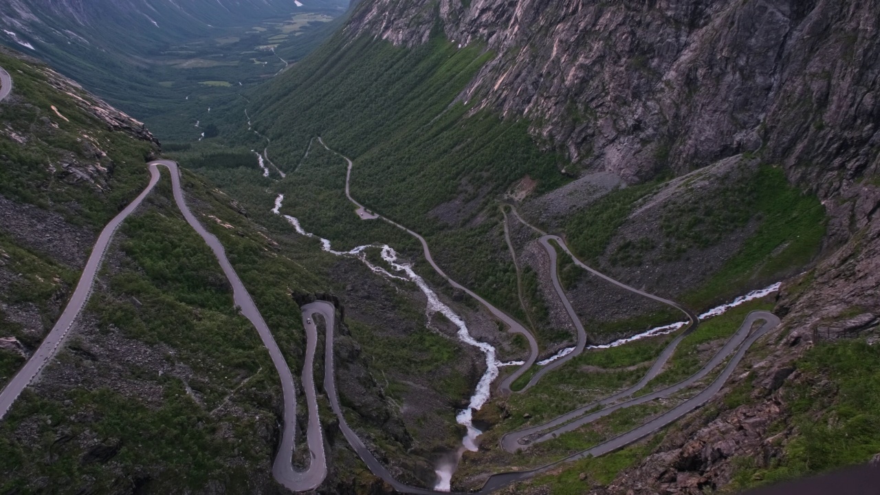 挪威美丽的风景。Vestland。Geiranger风景路线上美丽的山谷风景。Trollstigen。山脉，道路，瀑布，雪和树木4K UHD 29,97fps ProRes 422 HQ 10位视频素材