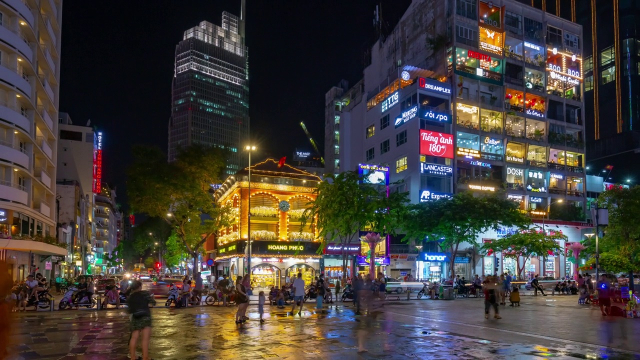 夜间照明胡志明市著名旅游广场全景4k越南视频素材