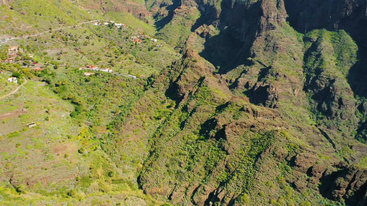 特内里费山脉的航拍。绿色的山峰，悬崖，岩石，山脊，未经开垦的自然景观。山上的春草。马斯卡村和峡谷。峡谷的壮观景色。加那利岛。视频素材