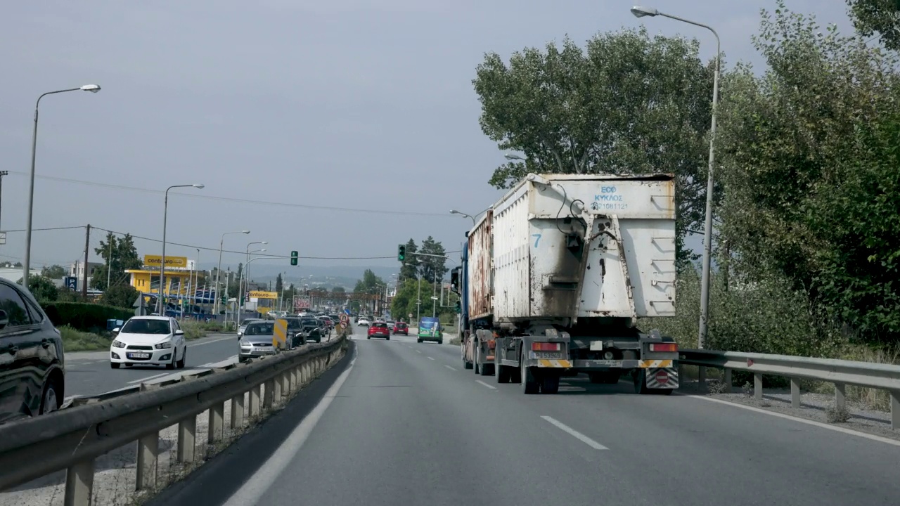 高速公路上卡车的汽车视角视频素材