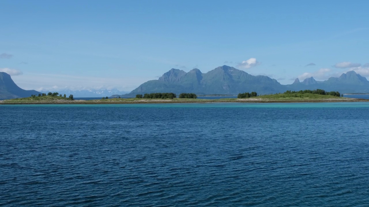 风景优美的海岸线在挪威北部，Steigen，欧洲。岩石这些。海鸥和海洋。岛屿的背景。海。干净的水。阳光明媚的夏天的一天。4K超高清59,94fps ProRes 422 HQ 10位视频下载