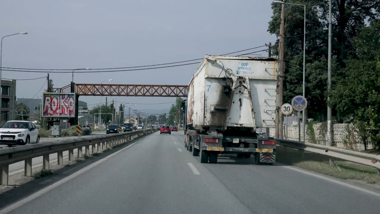 高速公路上卡车的汽车视角视频素材