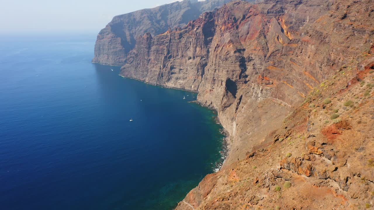 这座火山岛的鸟瞰图，冷却的熔岩在这里形成了巨大的山脉，洛斯吉甘特山脉。这个度假胜地是圣地亚哥德尔特德，位于特内里费岛的加那利岛上。这块岩石高达500-800米。视频素材