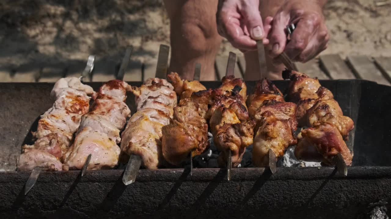 在大自然的烤架上烤烤肉，在煤上准备烤肉视频素材