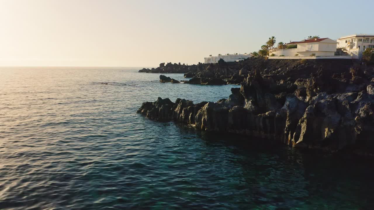 深蓝色的海水溅在火山岩海滩上。夏科·埃尔·迪亚波罗的黑色冰冻熔岩。神奇的大自然。海洋海岸风景。一个旅游景点。特内里费。加那利群岛。视频素材