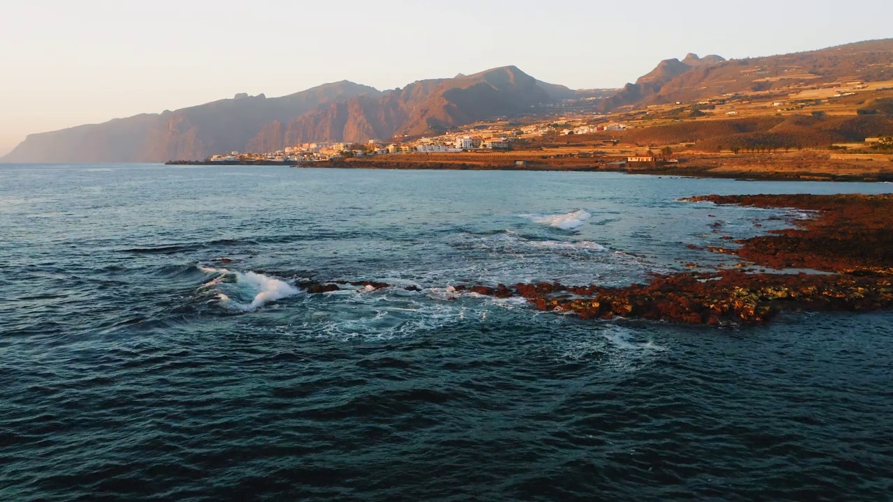 无人机放松的火山海岸线与黑色岩石海滩和如画的乡村景色，城市景观。大西洋海岸线。水面特写。天线。视频素材