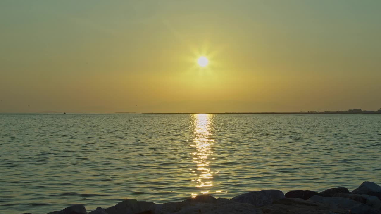 秋日黄霞的海洋海滩视频素材