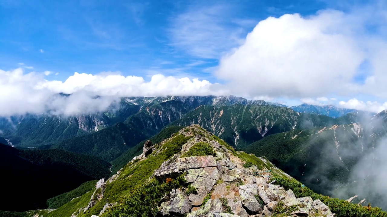 4k时间流逝-从日本阿尔卑斯山北部的约能山俯瞰山顶。日本长野视频素材