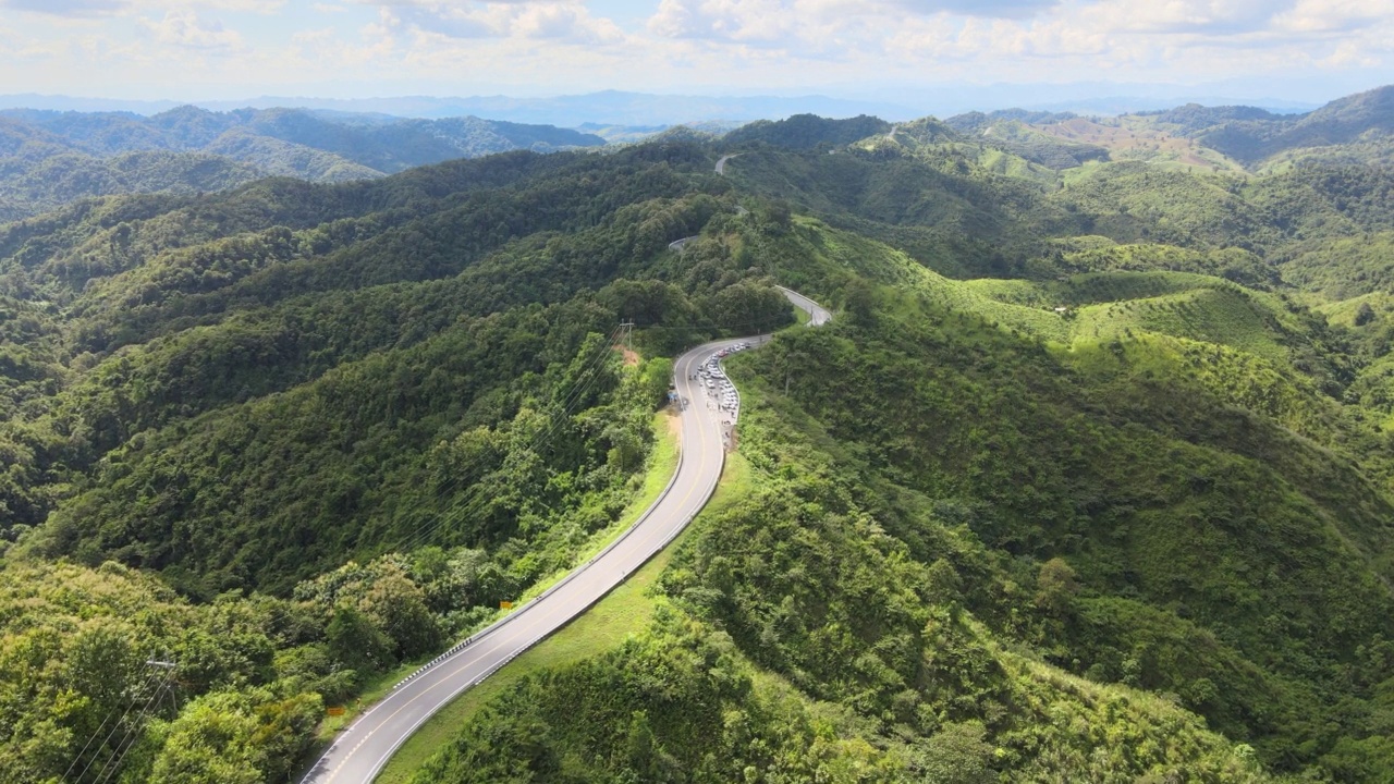 鸟瞰山顶上美丽的空中公路。视频素材